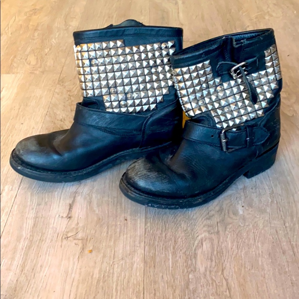 Ash boots